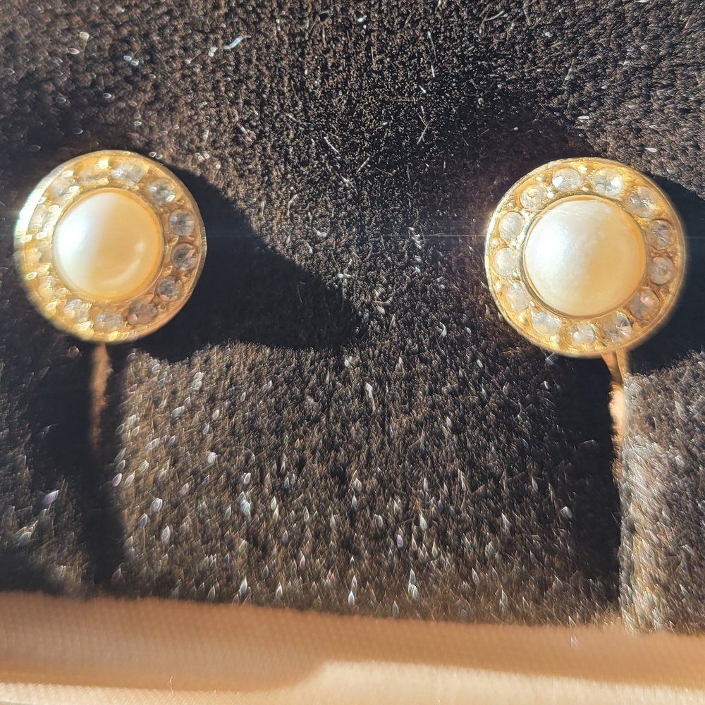 Christian Dior Minimalist Clip Pearl Earrings - Picture 2 of 3